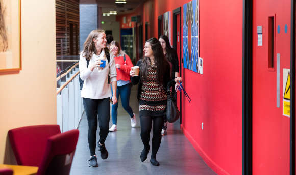 A couple of students walking down the corridor at ϲ Edinburgh